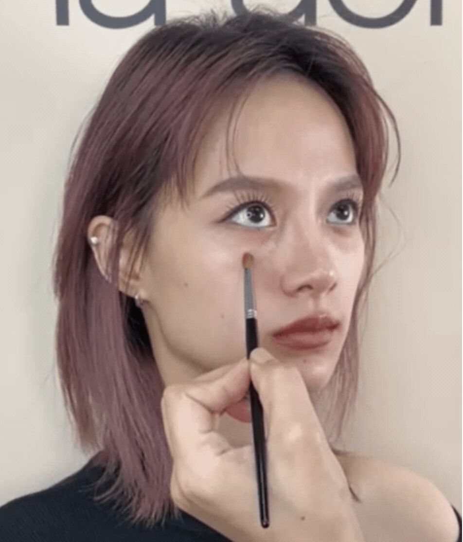 正確的黑眼圈遮瑕位置，應畫在黑眼圈下緣，慢慢地往上暈染。